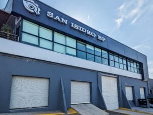 Fachada del edificio de minibodegas con múltiples cortinas de acceso y oficinas en el segundo nivel