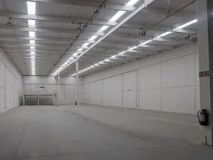 Amplio espacio interior de bodega industrial de 700 m² con techos altos y concreto MR42.