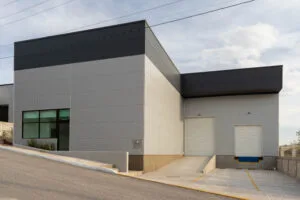 Fachada exterior de nave industrial de manufactura con 225KVAs disponible en parque industrial seguro.