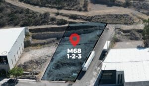 Vista aérea con dron del terreno industrial en venta en San Isidro Business Park, Querétaro. Polígono delimitando la propiedad de 1563 m2.