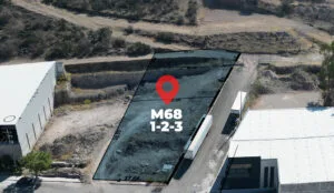 Vista aérea con dron del terreno industrial en venta en San Isidro Business Park, Querétaro. Polígono delimitando la propiedad de 1563 m2.