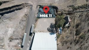 Vista aérea con dron del terreno industrial en venta en San Isidro Business Park, Querétaro. Polígono delimitando la propiedad de 264 m2.