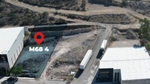Vista aérea con dron del terreno industrial en venta en San Isidro Business Park, Querétaro. Polígono delimitando la propiedad de 1123 m2.